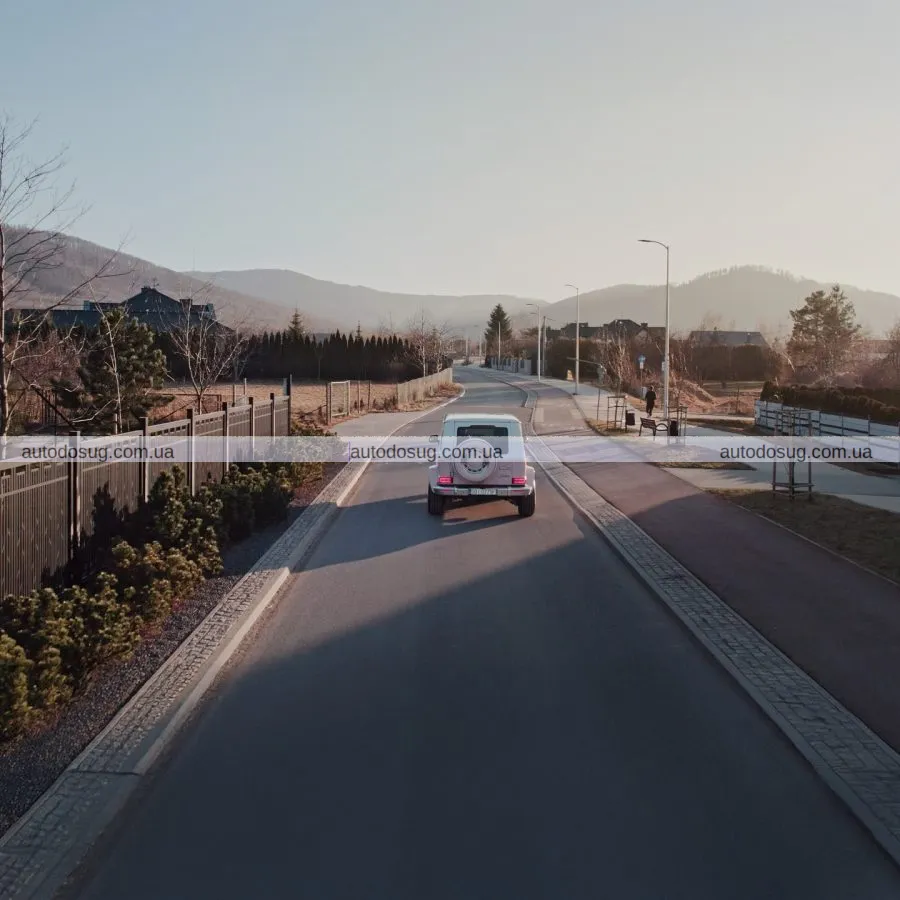 Рожевий G-Wagen виглядає дико зовні та ще дикіше всередині