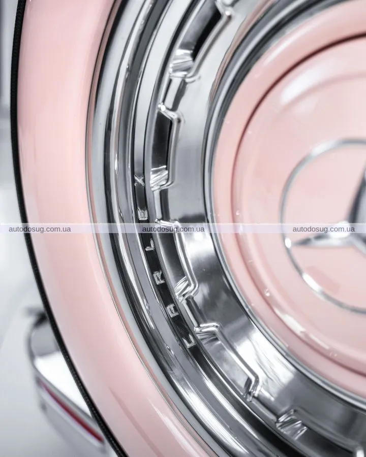 Рожевий G-Wagen виглядає дико зовні та ще дикіше всередині