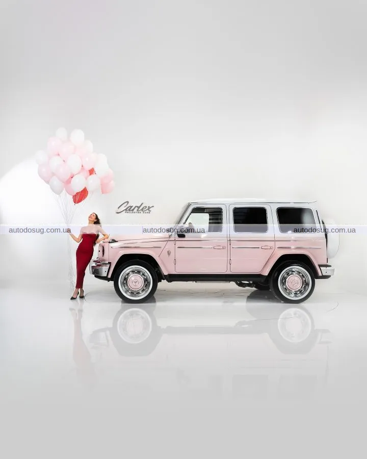 Рожевий G-Wagen виглядає дико зовні та ще дикіше всередині