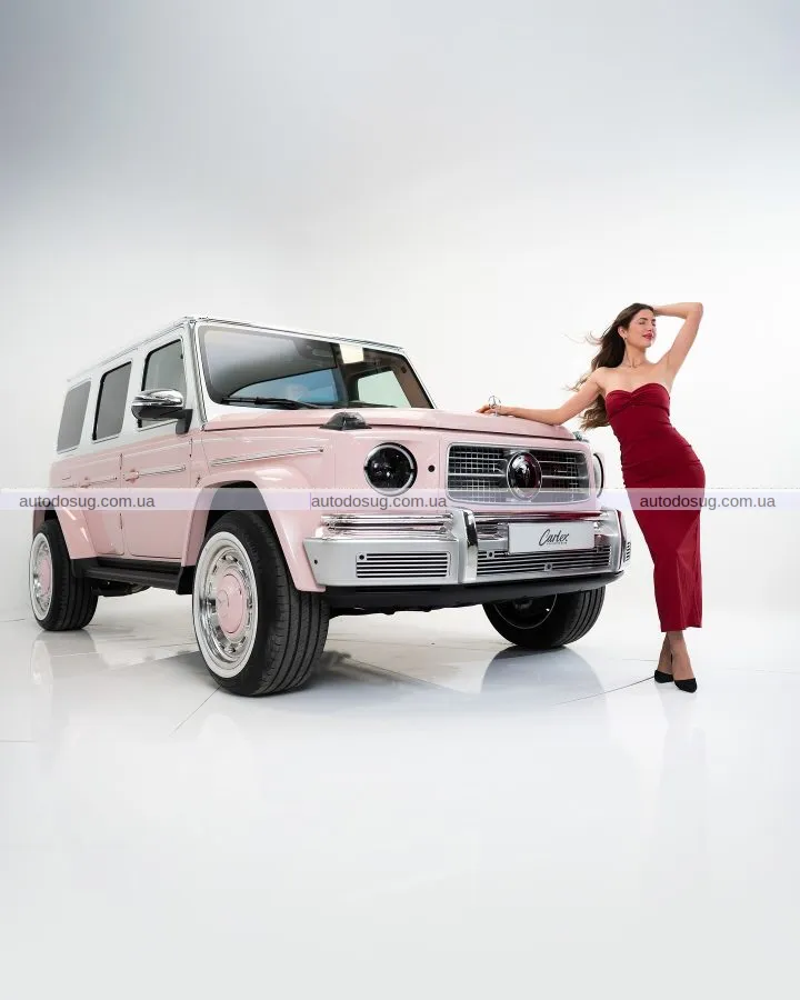 Рожевий G-Wagen виглядає дико зовні та ще дикіше всередині