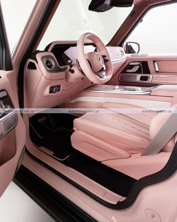 Рожевий G-Wagen виглядає дико зовні та ще дикіше всередині
