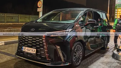 Розкішний бізнес-шатл Lexus LM 350h помічений в Одесі