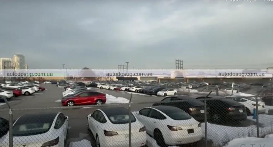 ### **Сотні електромобілів Tesla заполонили парковки в Канаді після дивного сплеску продажів** У Канаді спостерігається **масове накопичення електромобілів Tesla** на парковках дилерських центрів після **несподіваного стрибка продажів**. Аналітики підозрюють, що це може бути пов’язано з **маніпуляціями продажами або специфікою доставки авто** в регіон. За повідомленнями, сотні **Model 3, Model Y та інших моделей** стоять на парковках без ознак активного використання чи швидкого розподілу між клієнтами. Це викликає питання щодо **стратегії Tesla**, особливо на тлі змін у **глобальному ринку електромобілів**. Однією з можливих причин може бути **штучне нарощування обсягів продажів наприкінці кварталу**, що Tesla використовувала й раніше для **досягнення фінансових показників**. Водночас, дилери можуть просто чекати **оптимального моменту для перепродажу** через можливі зміни в ціноутворенні або податкові пільги.