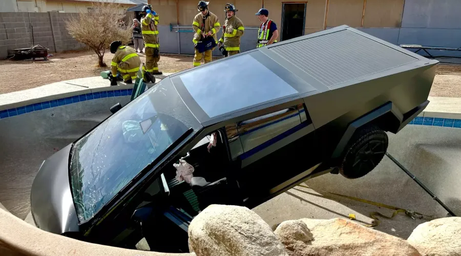 Tesla Cybertruck бачить басейн і одразу вскакує