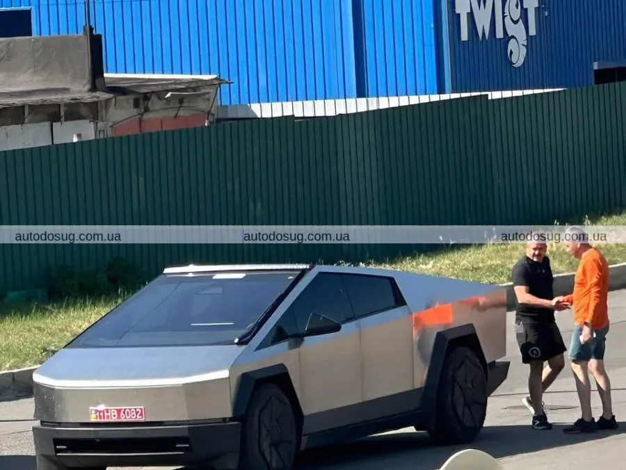 Tesla Cybertruck підкорює Харків навіть під обстрілами