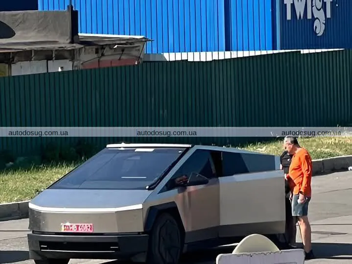 Tesla Cybertruck підкорює Харків навіть під обстрілами