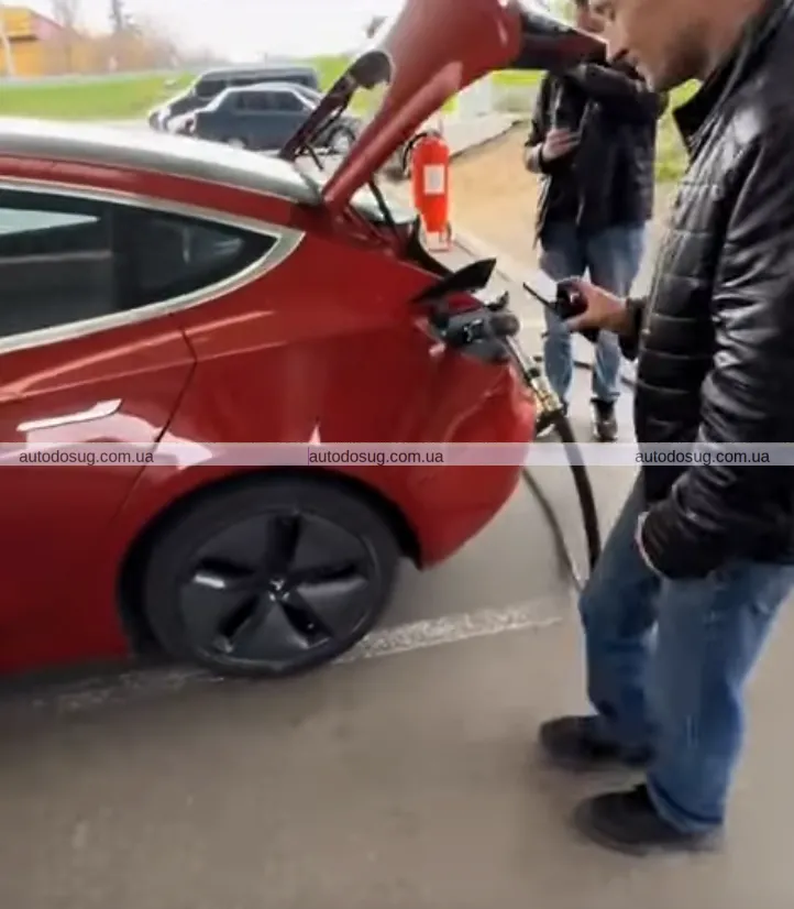 Tesla на газу помічена в Києві