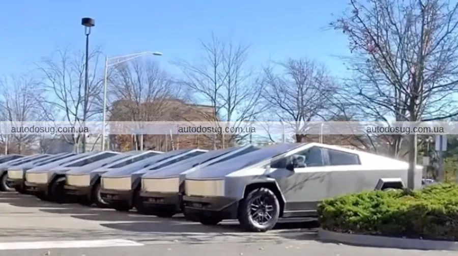 Tesla викидає непродані кібертраки на парковці торгового центру