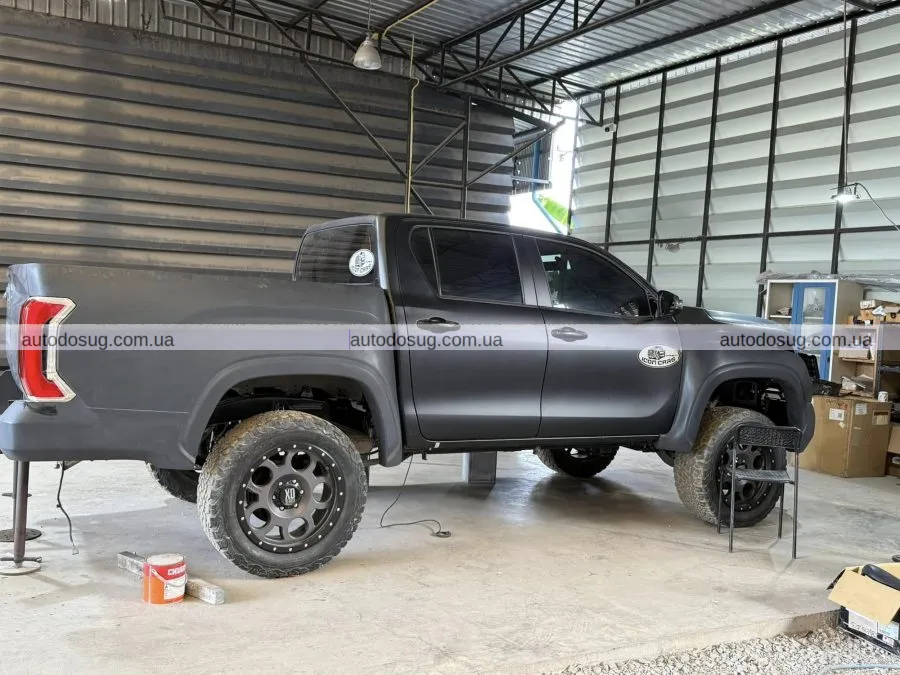 Toyota Hilux перевтілюється у Tundra завдяки тайському тюнінгу