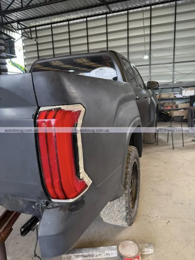 Toyota Hilux перевтілюється у Tundra завдяки тайському тюнінгу