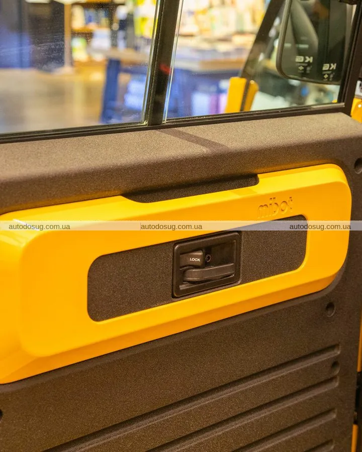 Цей електромобіль поміщається в задню частину фургона