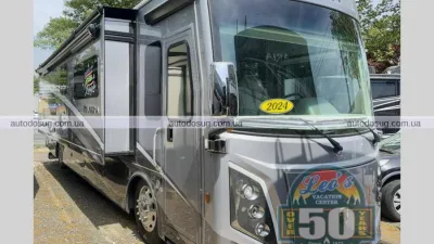 Цей розкішний пересувний будинок із каміном виглядає краще, ніж мій будинок