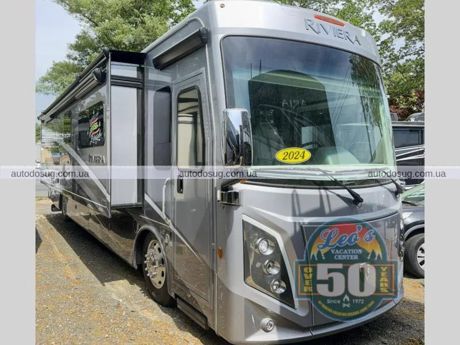 Цей розкішний пересувний будинок із каміном виглядає краще, ніж мій будинок