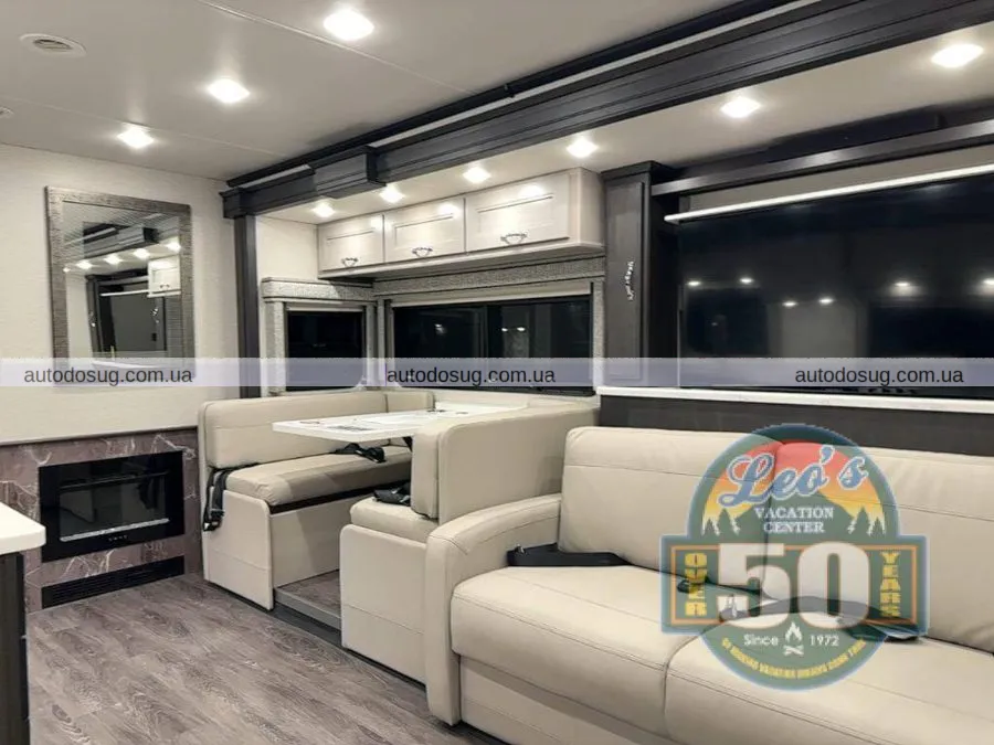 Цей розкішний пересувний будинок із каміном виглядає краще, ніж мій будинок