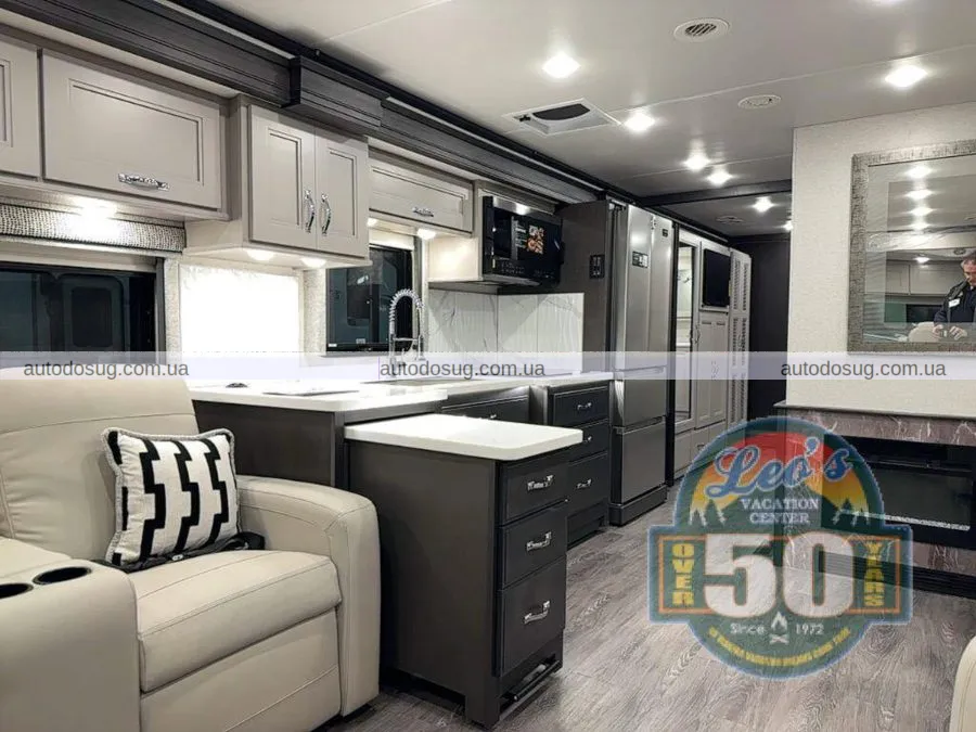 Цей розкішний пересувний будинок із каміном виглядає краще, ніж мій будинок