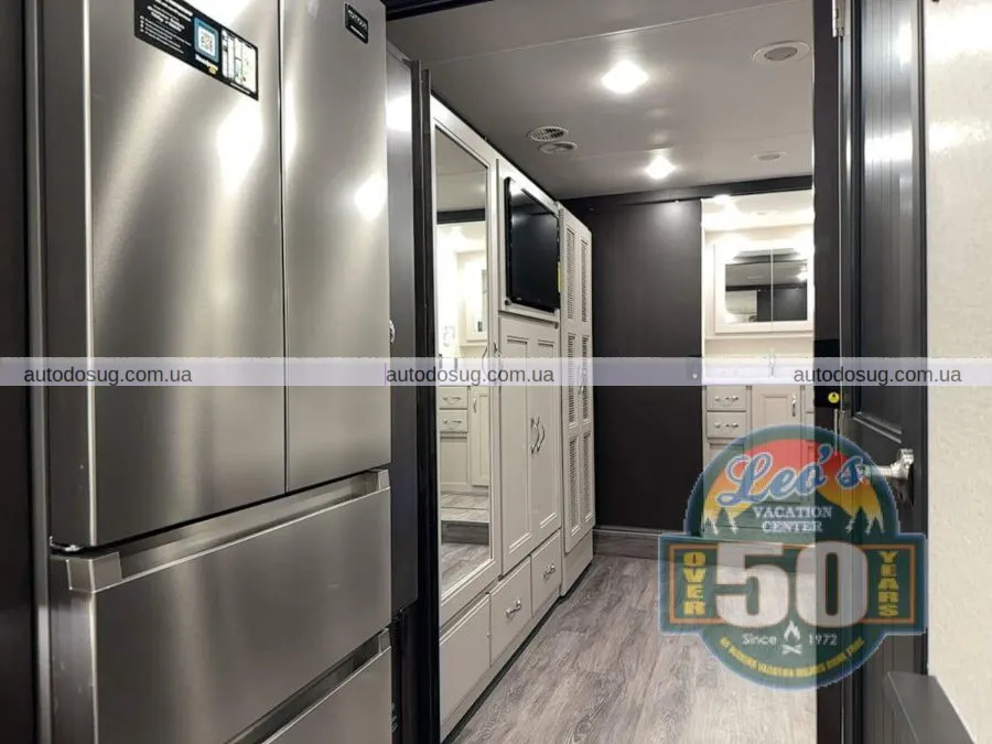 Цей розкішний пересувний будинок із каміном виглядає краще, ніж мій будинок