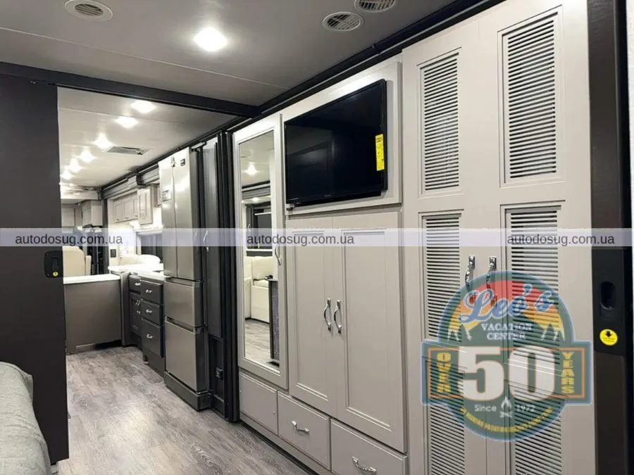 Цей розкішний пересувний будинок із каміном виглядає краще, ніж мій будинок