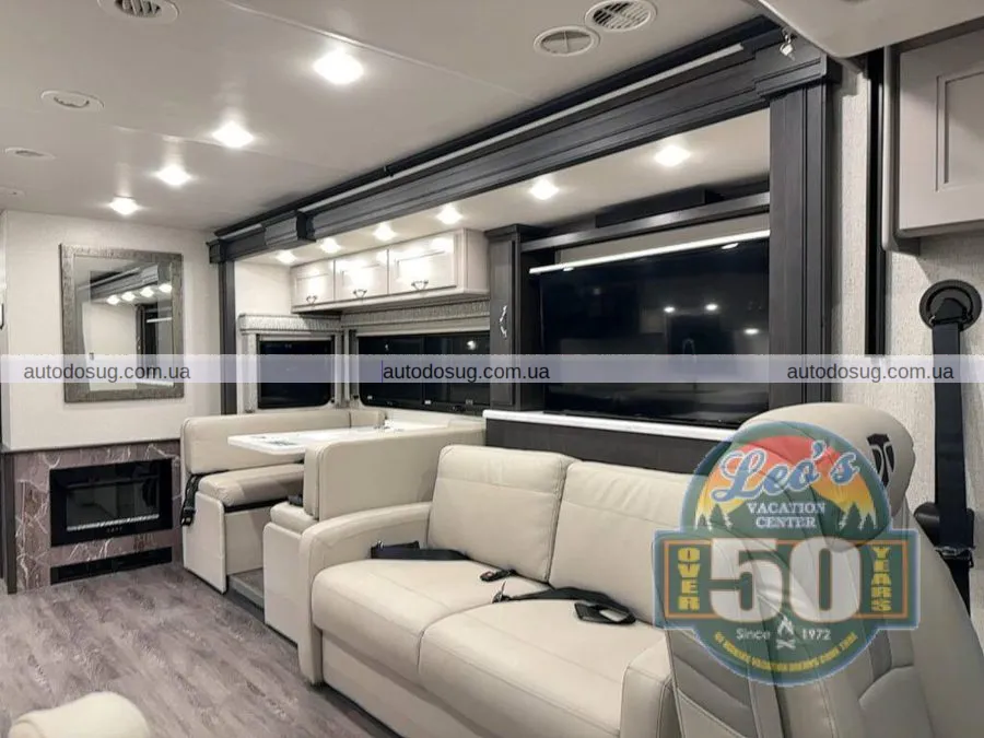 Цей розкішний пересувний будинок із каміном виглядає краще, ніж мій будинок