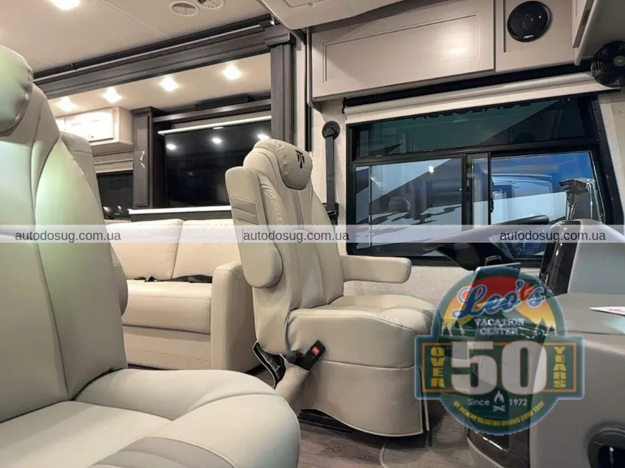 Цей розкішний пересувний будинок із каміном виглядає краще, ніж мій будинок