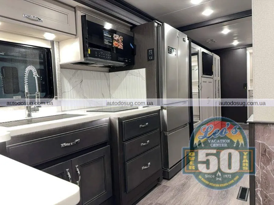 Цей розкішний пересувний будинок із каміном виглядає краще, ніж мій будинок