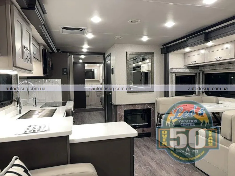 Цей розкішний пересувний будинок із каміном виглядає краще, ніж мій будинок