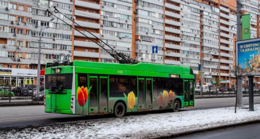 У Харкові прикрасили громадський транспорт до весни