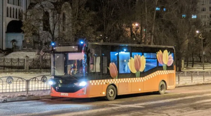У Харкові прикрасили громадський транспорт до весни