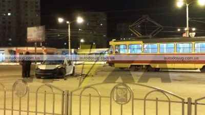 У Харкові трамвай протаранив Teslа