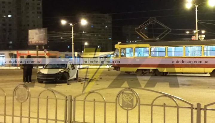 У Харкові трамвай протаранив Teslа