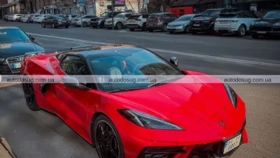 У Києві біля ресторану SHO помітили Chevrolet Corvette Stingray Convertible (C8) 2021