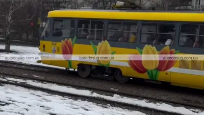 Весняний трамвай прикрашає вулиці Харкова
