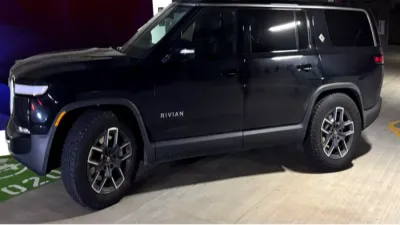 Власник Rivian R1S заявив, що легкий удар у паркінгу зробив авто нерухомим