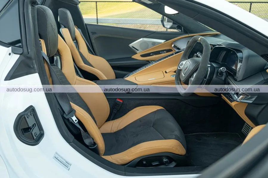 Вражаючий Chevrolet Corvette Convertible Z51 2025