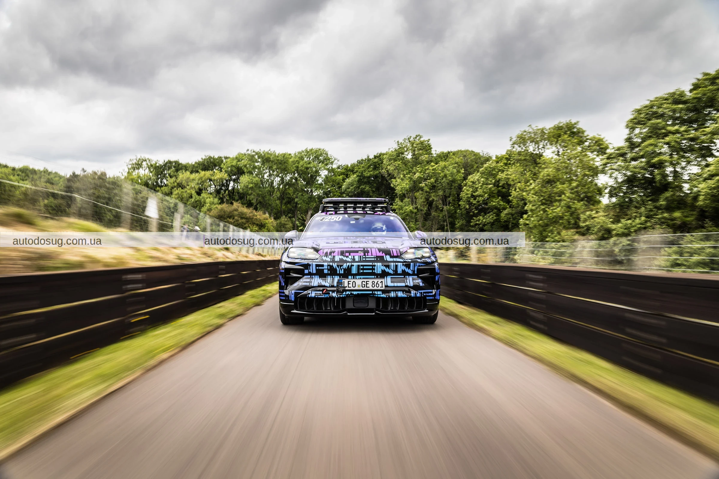 Porsche Cayenne Electric встановлює рекорд на підйомі в гору та демонструє можливості буксирування