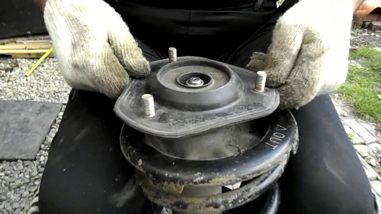 Опорний підшипник стійки: чому з’являється скрип і коли міняти