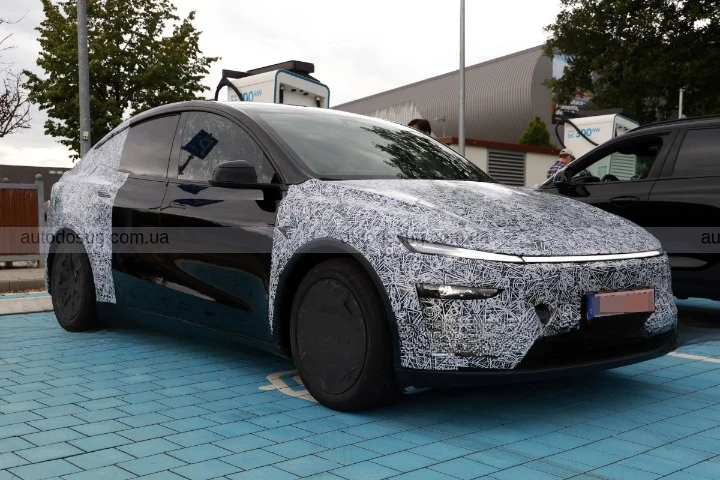 Tesla тестує Model Y з подовженою колісною базою в Європі