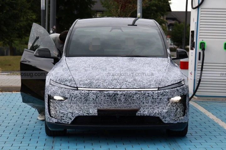 Tesla тестує Model Y з подовженою колісною базою в Європі