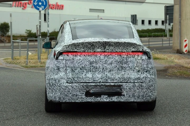 Tesla тестує Model Y з подовженою колісною базою в Європі