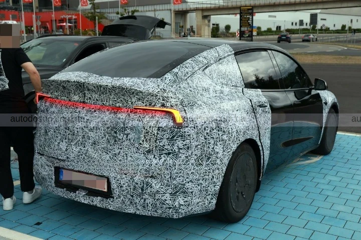 Tesla тестує Model Y з подовженою колісною базою в Європі