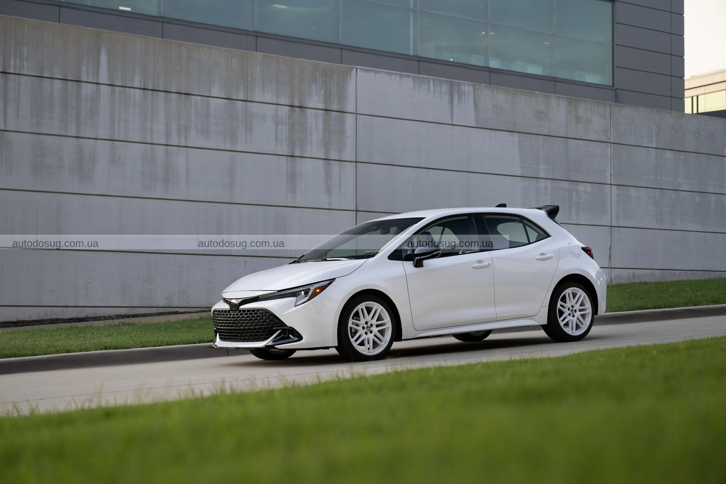 Toyota Corolla демонструє ретро-стиль, нові технології та доступну ціну