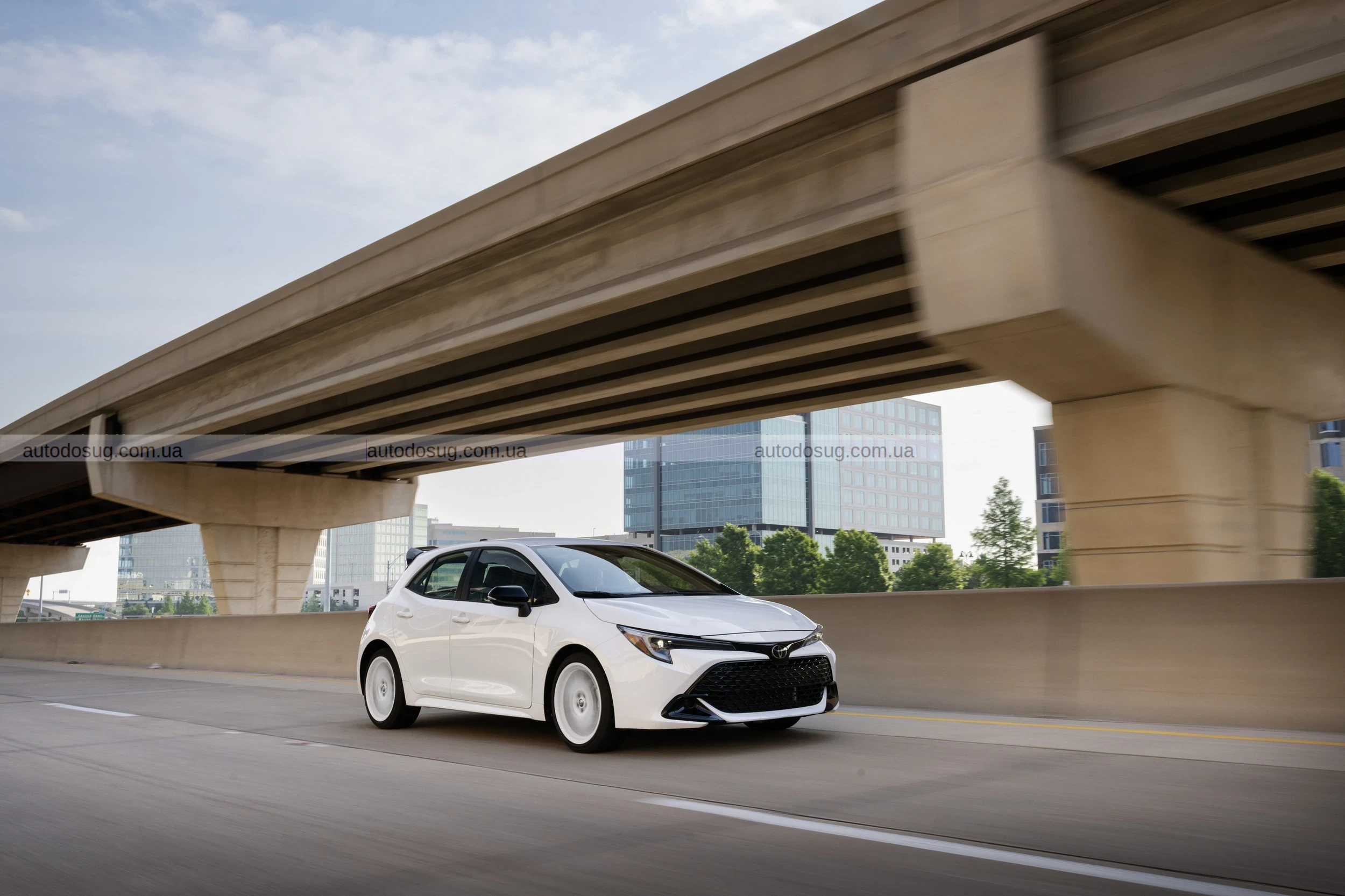 Toyota Corolla демонструє ретро-стиль, нові технології та доступну ціну