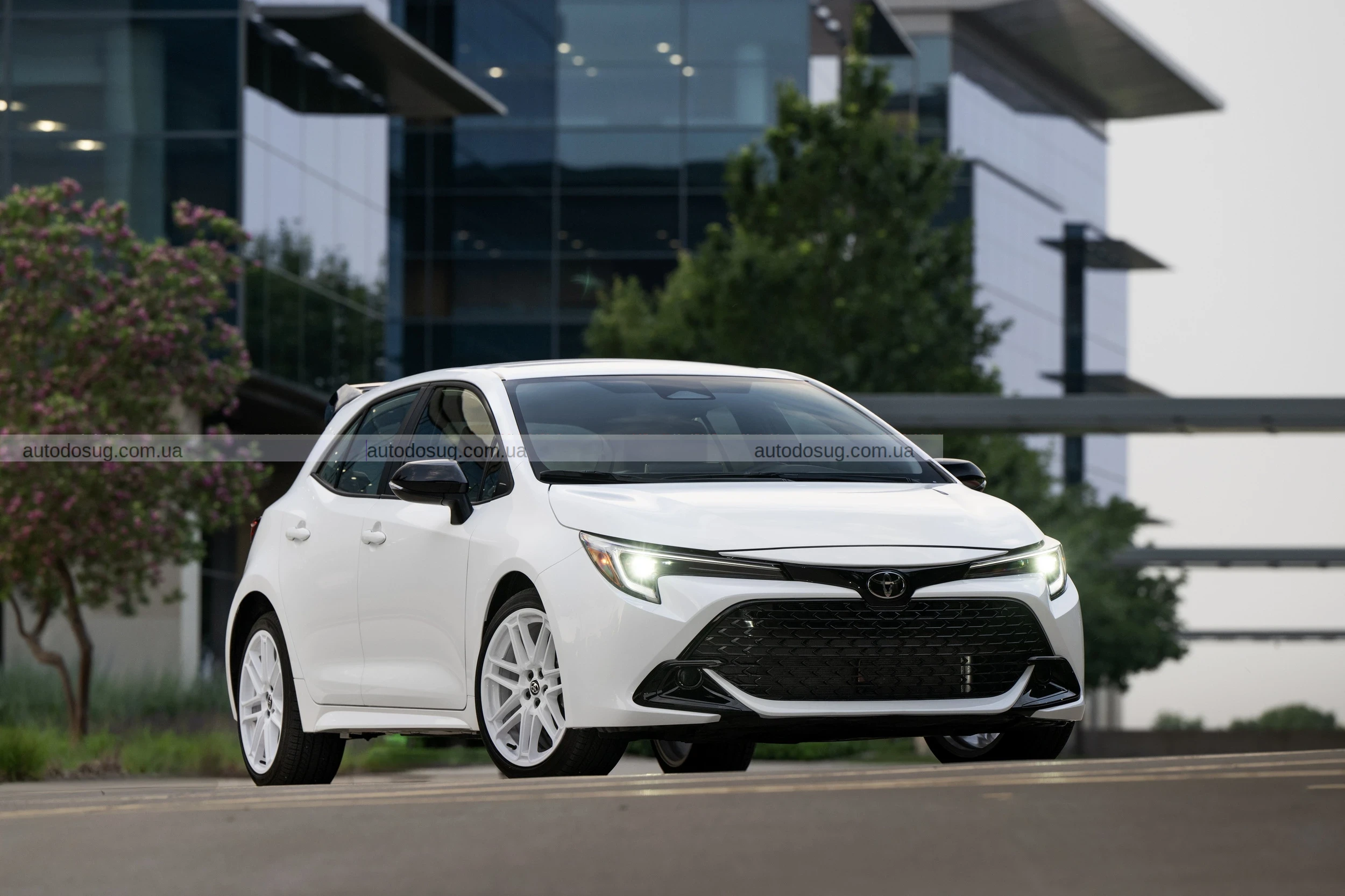 Toyota Corolla демонструє ретро-стиль, нові технології та доступну ціну