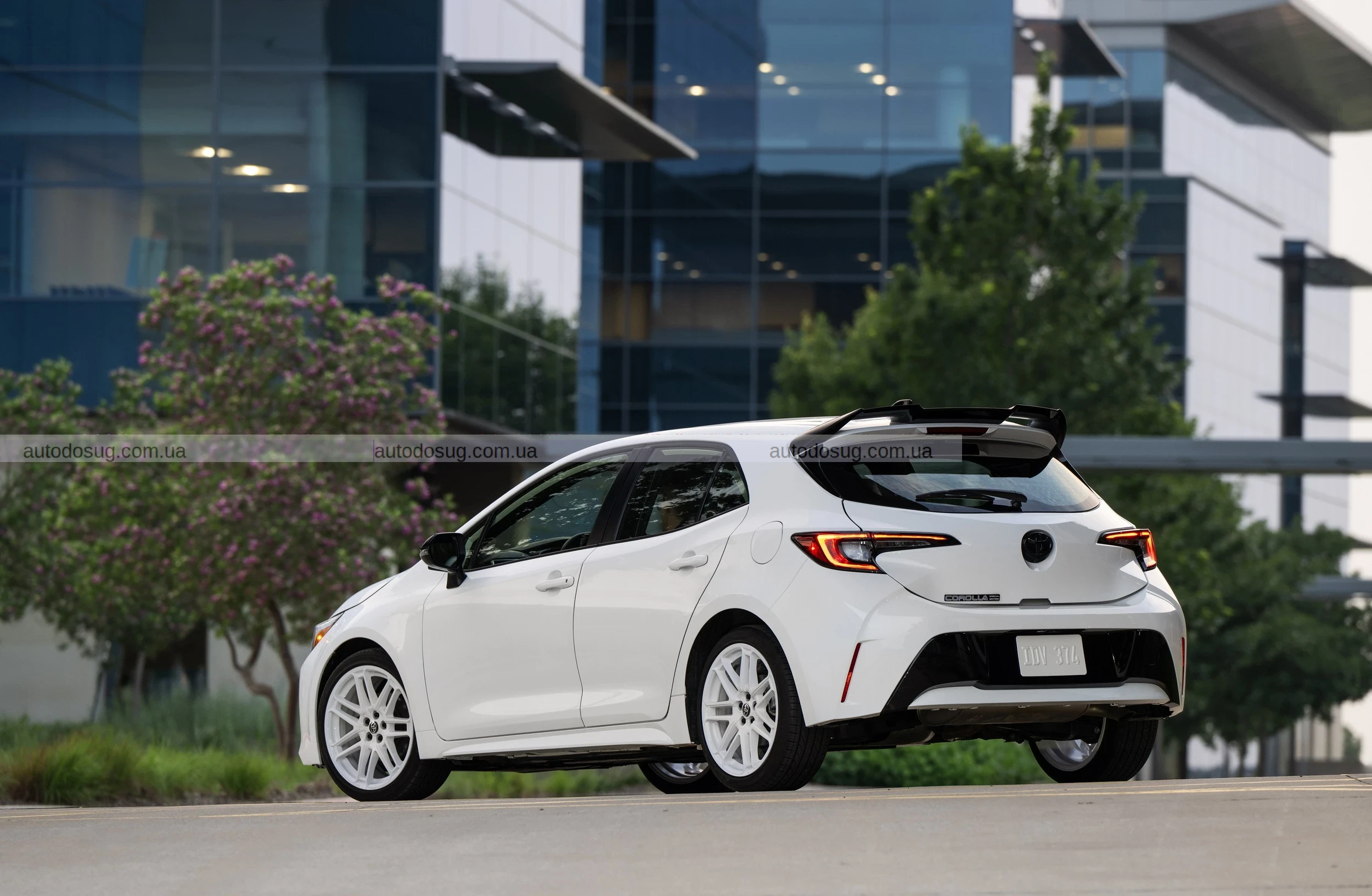 Toyota Corolla демонструє ретро-стиль, нові технології та доступну ціну