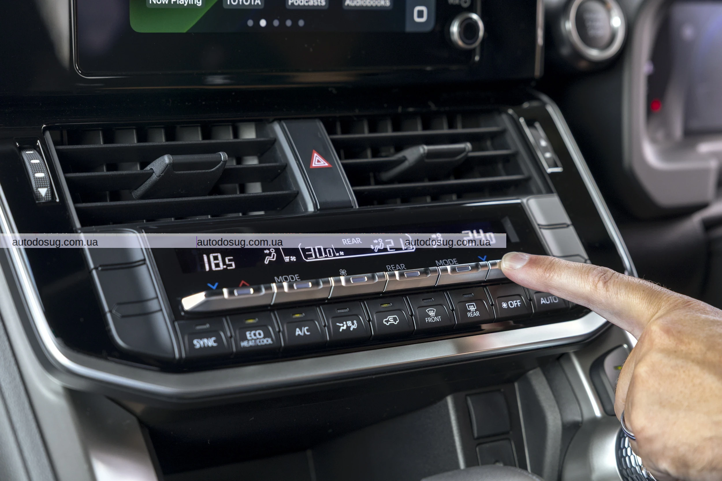 Toyota Land Cruiser 300 Series лідирує в продажах