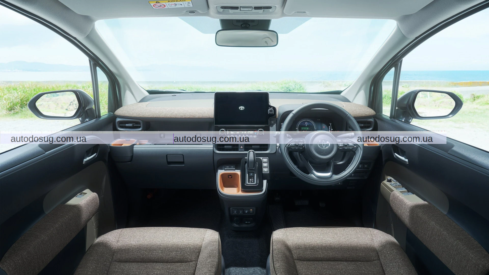 Toyota Sienta Juno має вітальню, офіс або спальню ззаду