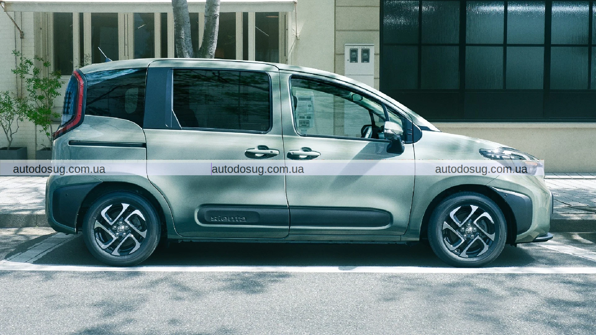 Toyota Sienta Juno має вітальню, офіс або спальню ззаду