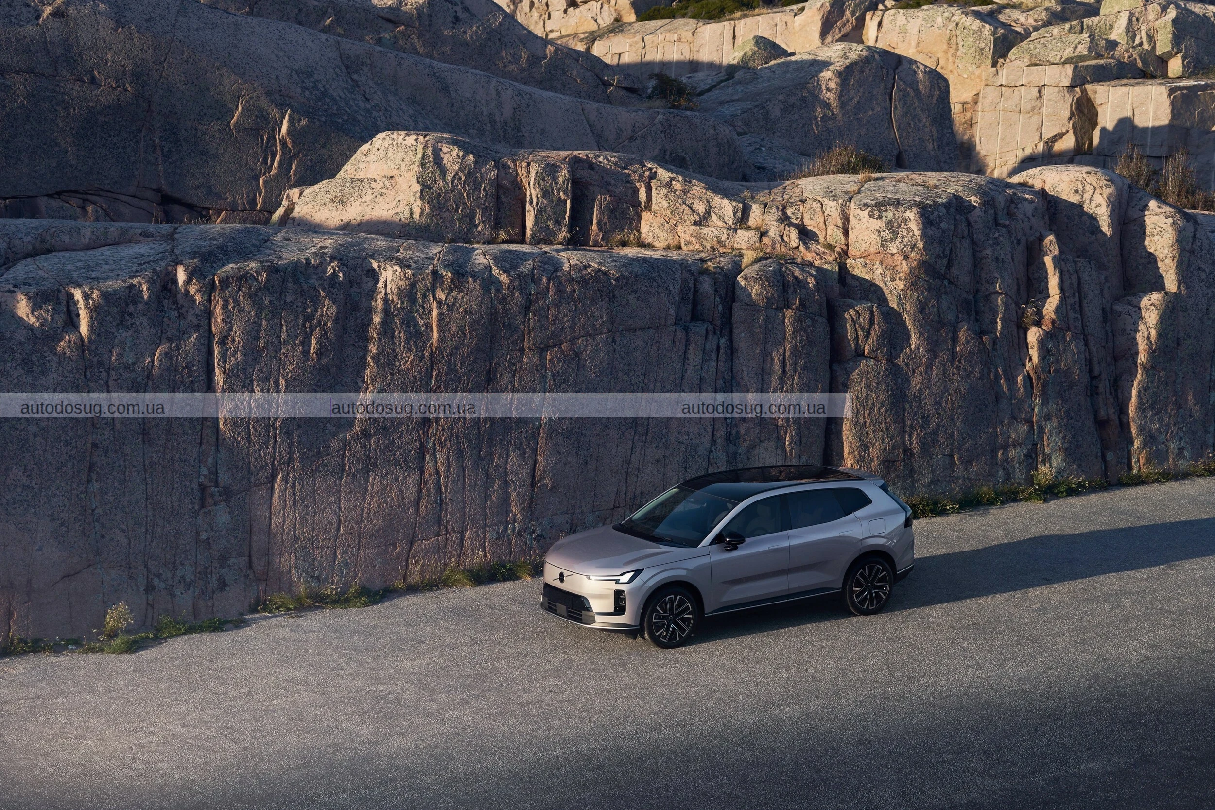 Volvo XC70 повертається як шикарний гібридний кросовер із підзарядкою