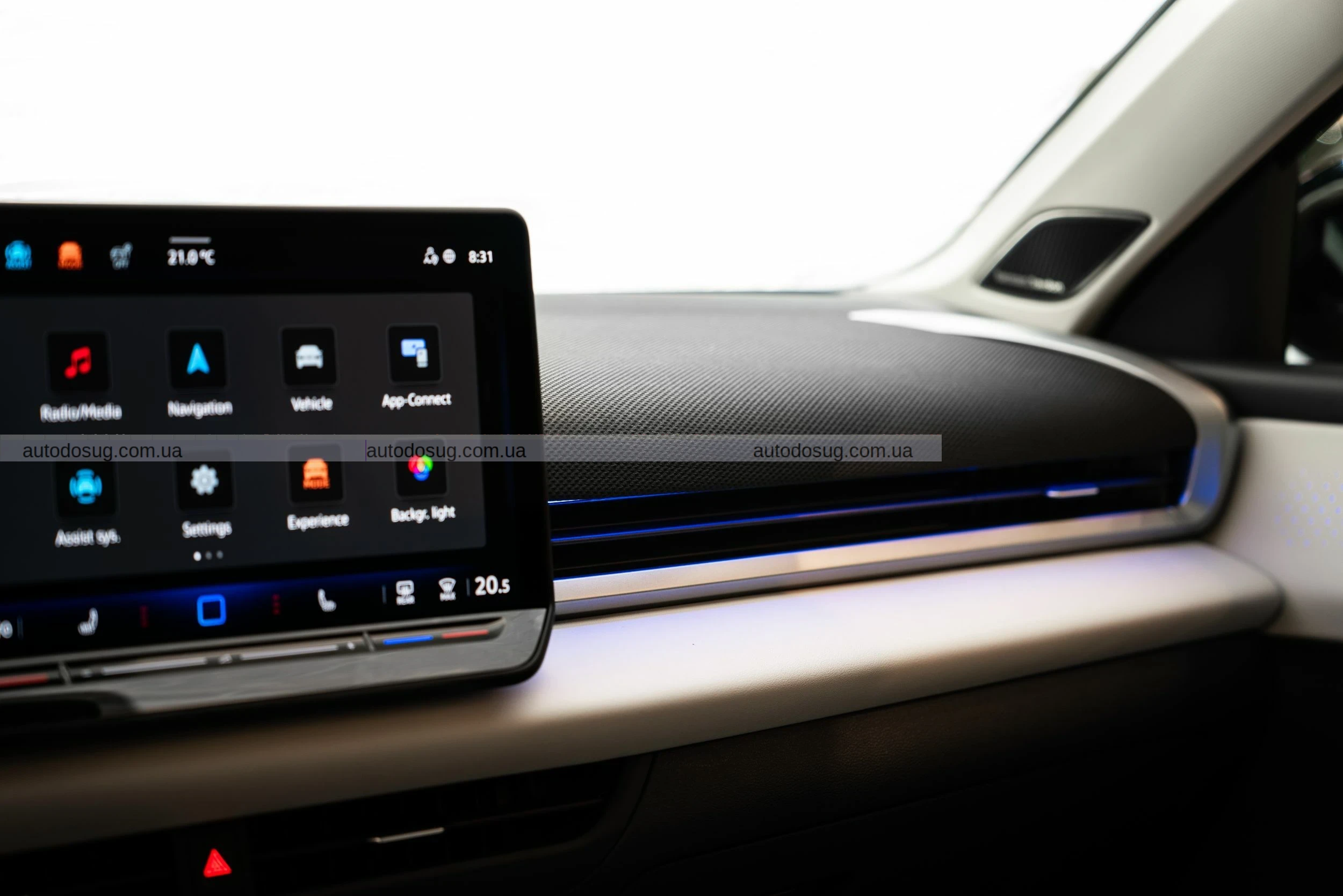 VW представляє найкрутіший гібридний позашляховик T-Roc