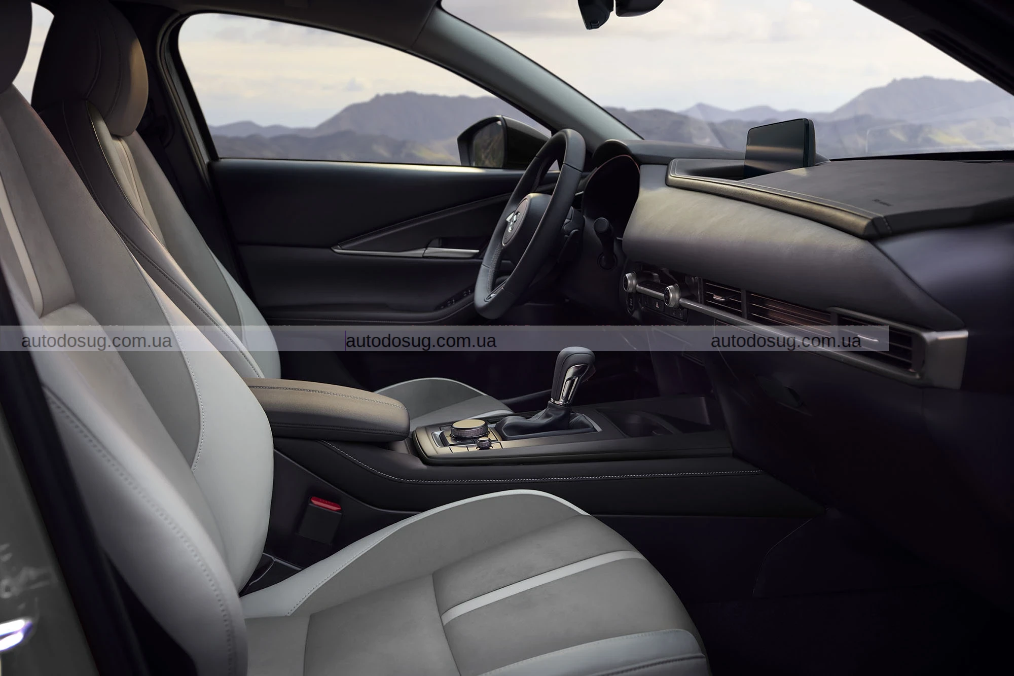 Базовий кросовер Mazda став дорожчим та отримав нові версії Aire