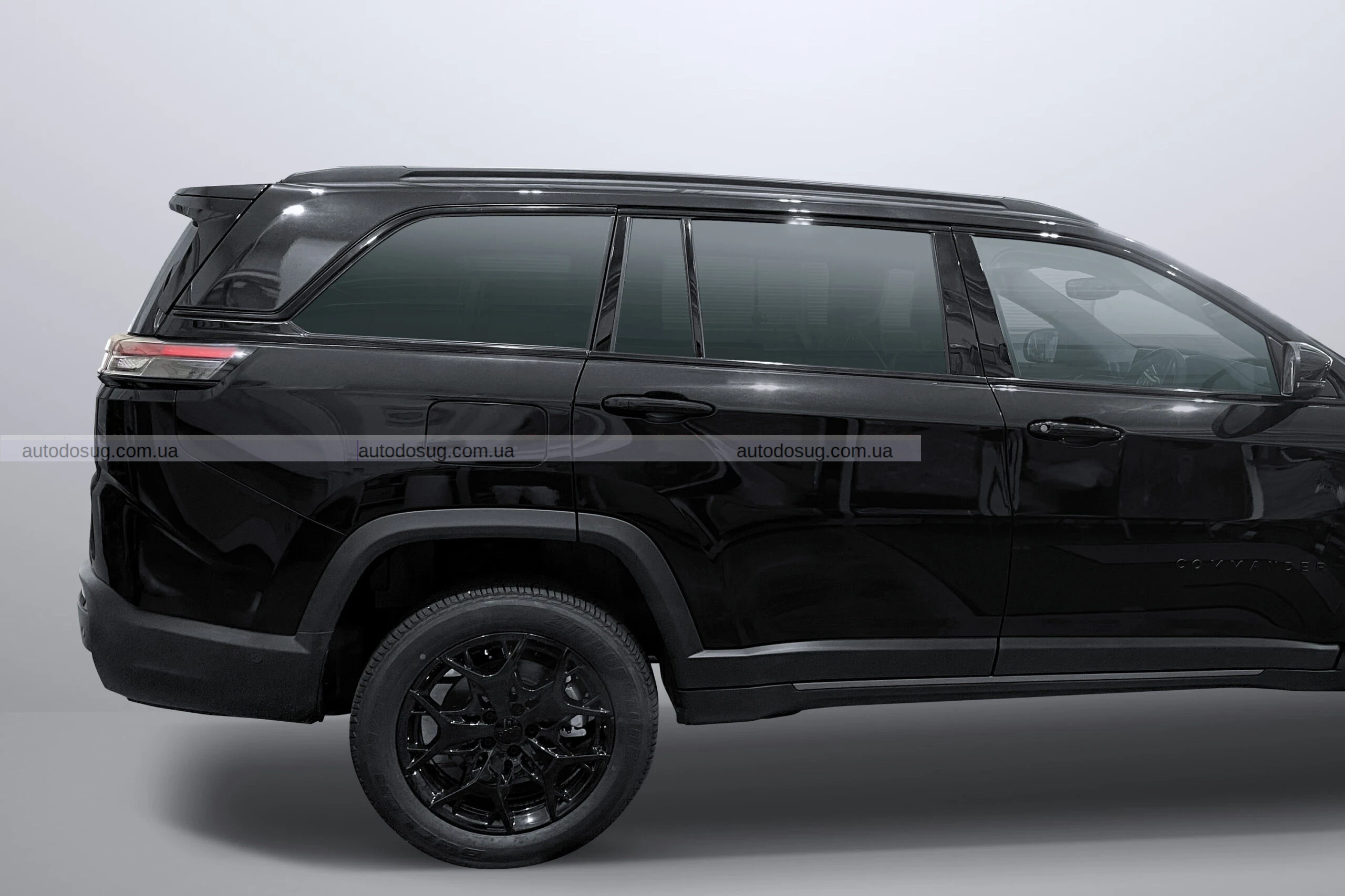 Jeep вважає, що червоний спойлер під підборіддям може продати вам цей 7-місний автомобіль